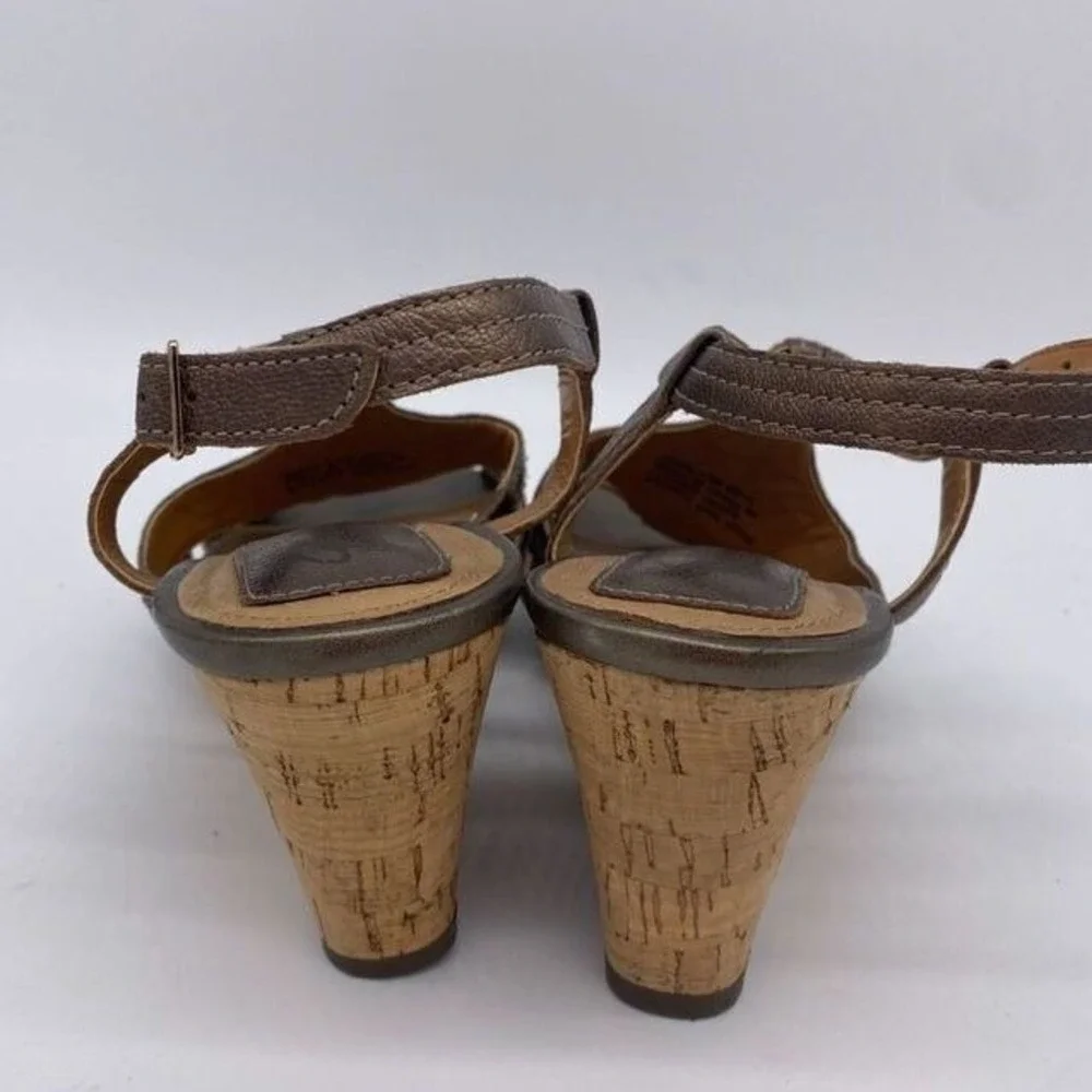 Clarks Sandals Womens 7.5M Bronze Leather Open Toe Ankle Strap Wedge Bendables